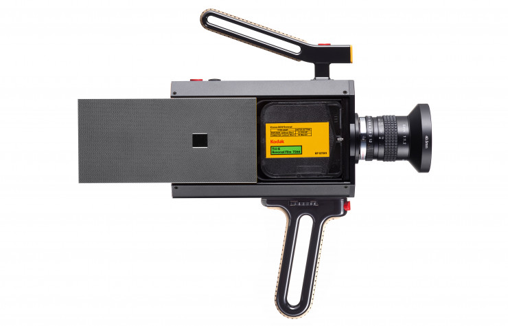 La caméra accepte le film argentique à nouveau fabriqué par Kodak mais aussi des supports numériques…