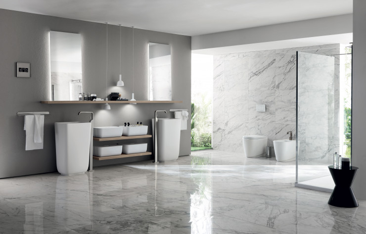 Sur l’étagère décorative « Olmo Hono », les miroirs inclinés de la collection Qi, avec lumière LED latérale.