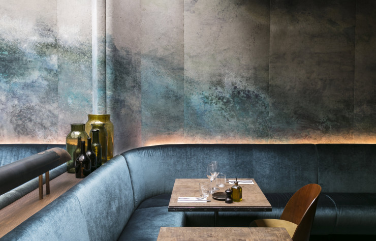 À l’Hôtel National des Arts et Métiers, le designer a fait appel aux pinceaux de Gaël Davrinche et Sarah Jérôme pour transformer des paravents acoustiques en tableaux sur lin.