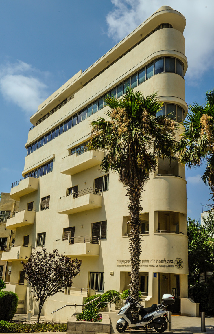Dans la même rue que le Montefiore, un immeuble des années 20 dessiné par l’architecte Yitzhak Schwarz, avant d’être rénové et augmenté d’une extension conçue par Amnon Bar Or Architects en 2011.