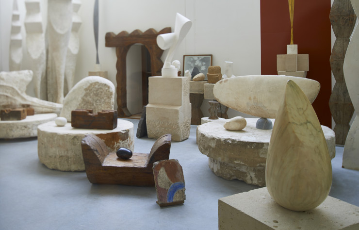 Dans l’Atelier Brancusi, reconstruit à l’identique en 1997 sur la Piazza du Centre Pompidou.