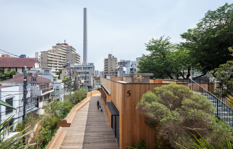 Le long de LOG ROAD DAIKANYAMA et de ses structures en bois.
