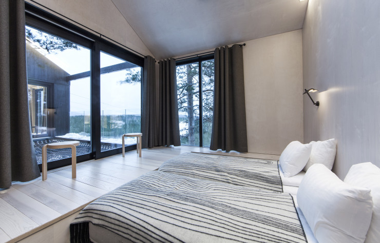 Un filet suspendu crée une terrasse entre les chambres équipées des luminaires sur mesure de l’agence Snøhetta.