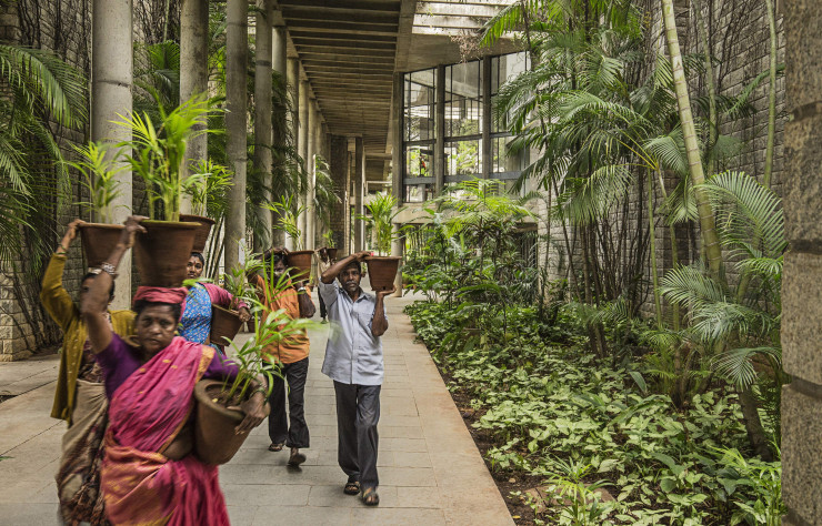 « J’ai souhaité développé un système qui fasse disparaître les bâtiments de l’IMM, au profit des espaces intermédiaires qui dominent l’expérience du lieu. » Balkrishna Doshi.