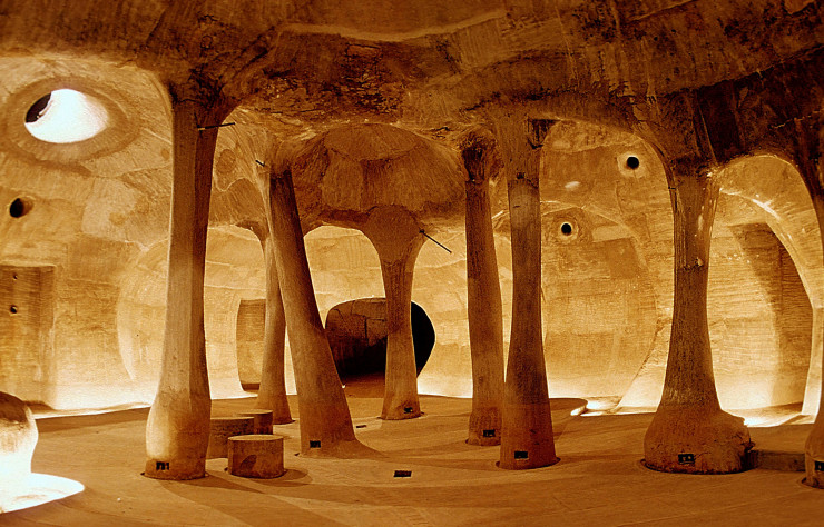 Dessinée par ordinateur, la gallerie Amdavad Ni Gufa (1994) allie les outils numériques au savoir-faire des artisans locaux.