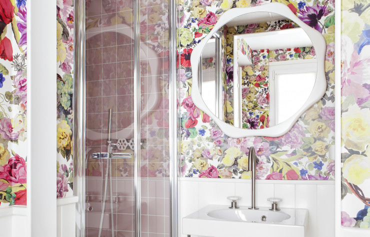 Une explosion de couleurs dans une des salles de bain,