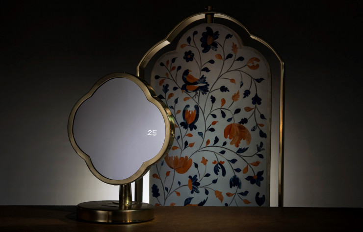 Les miroirs « Straits Reflections », parés de motifs traditionnels au verso.