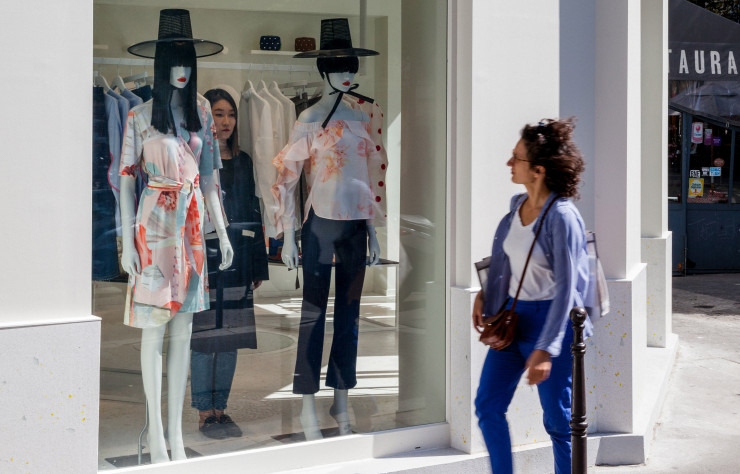 Affublés de « Gat », les traditionnels chapeaux coréens, les mannequins donnent le ton dès les vitrines.