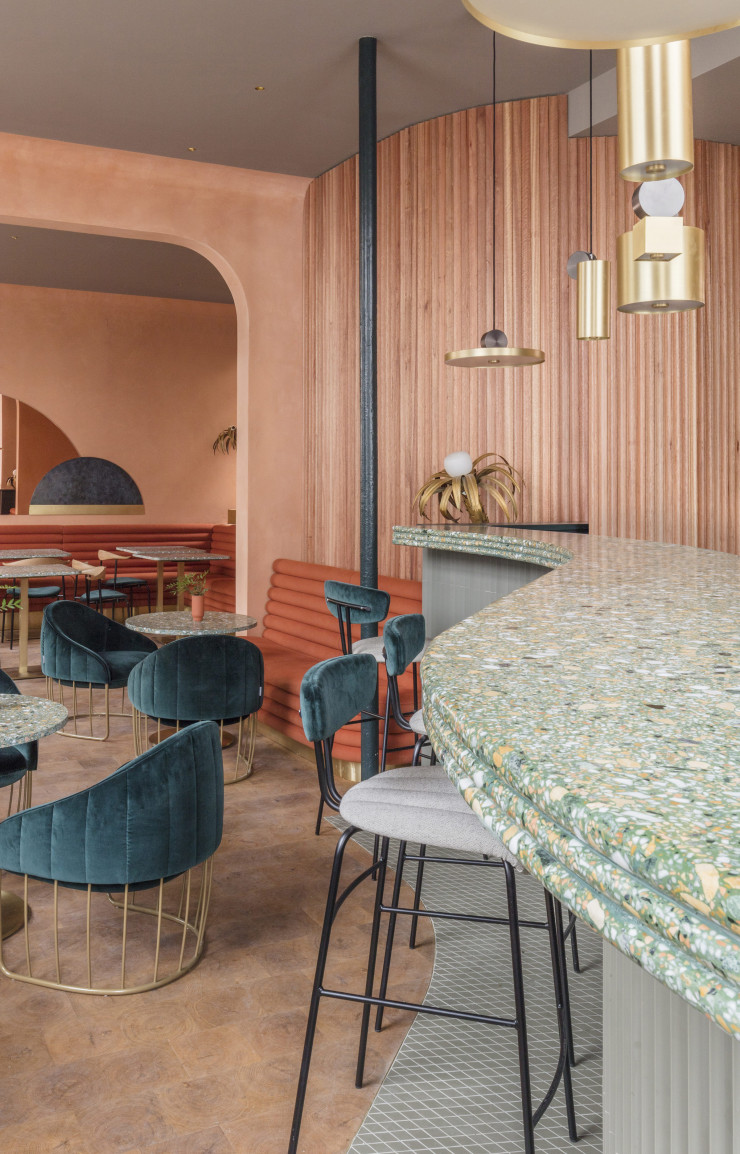 Au-dessus du comptoir en terrazzo multicolore, les suspensions « Calé(e) » imaginées en 2017 par le duo Pool.