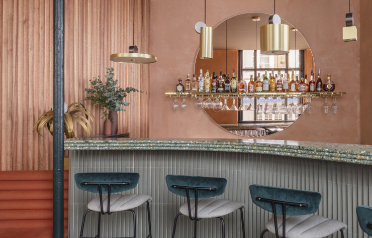 Sous le comptoir, les céramiques de la collection Rombini, dessinée en 2015 par Ronan et Erwan Bouroullec pour Mutina.
