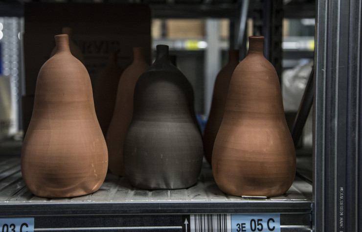 Des vases au mobilier, la vente regroupe tout les domaines de la décoration.
