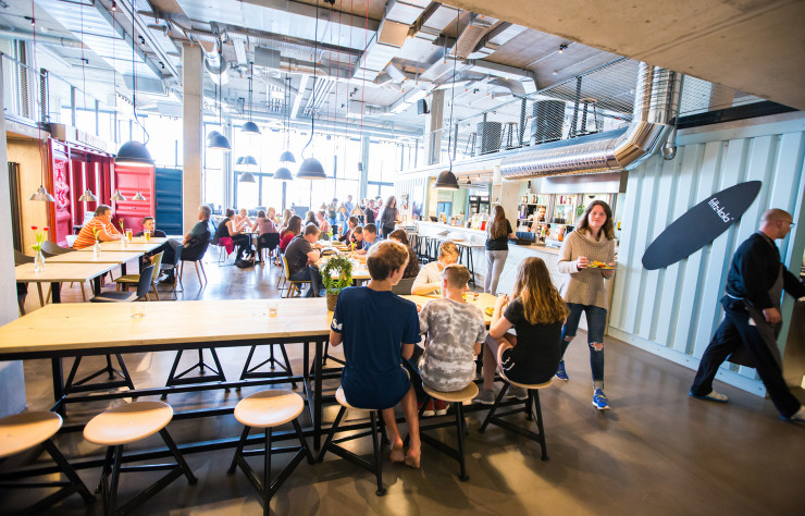 Dans l’immense lobby, l’architecture assume son origine industrielle.