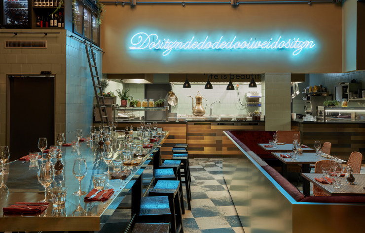 Vintage et industrielle, la décoration est signée de l’agence Dreimeta…