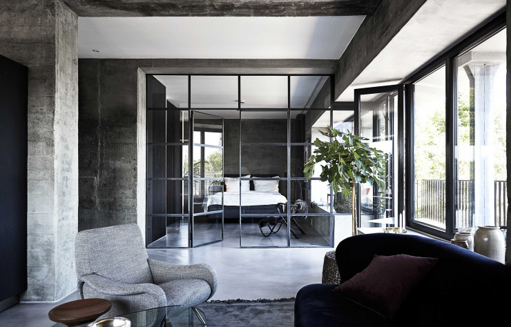 Témoignage du passé singulier de l’immeuble, le béton est omniprésent.