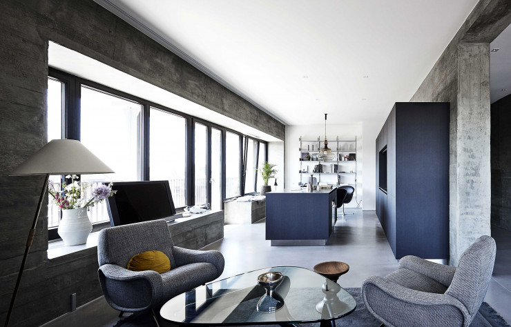 L’impressionnante épaisseur des murs encadre les vues sur la terrasse et la ville.