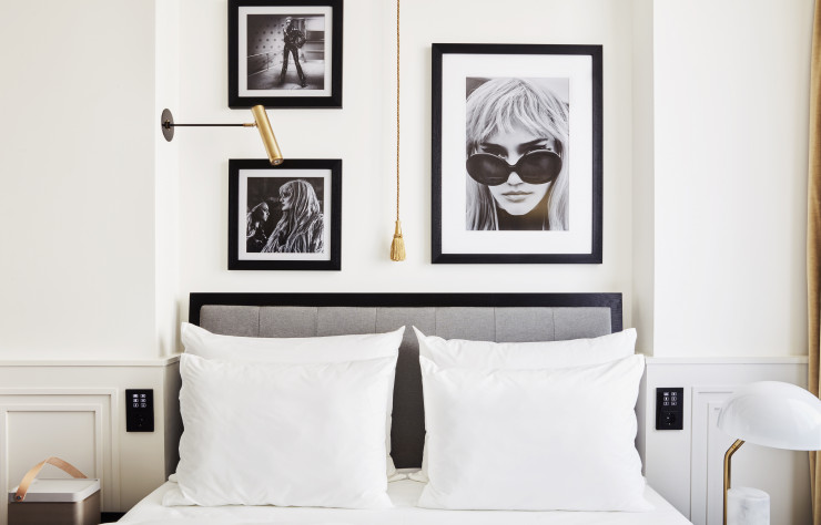 La photographie et ses icônes rock, un axe majeur du décor créé par le studio néerlandais.