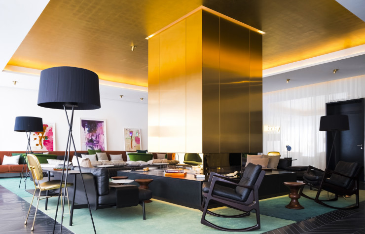Le lobby est un vaste salon qui prend place autour d’un desk circulaire et d’une cheminée.