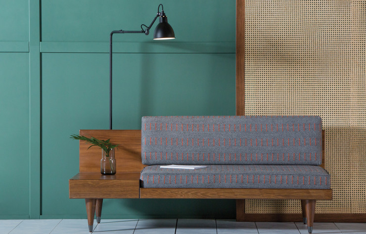 En plus des lampes « Gras », disponibles en option, la nouvelle version du canapé « Bi Back » profite également de tissus édités par Eleanor Pritchard.