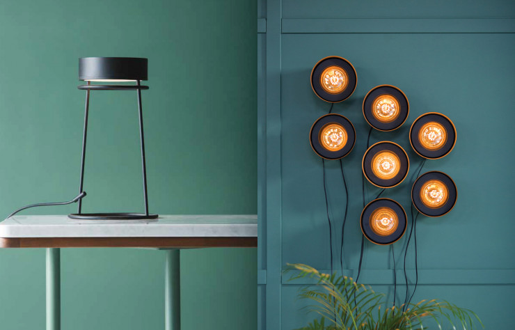 Lampe de table « Side » de Nicolas Lalande et appliques « Focus » de Michael Yasbeck.