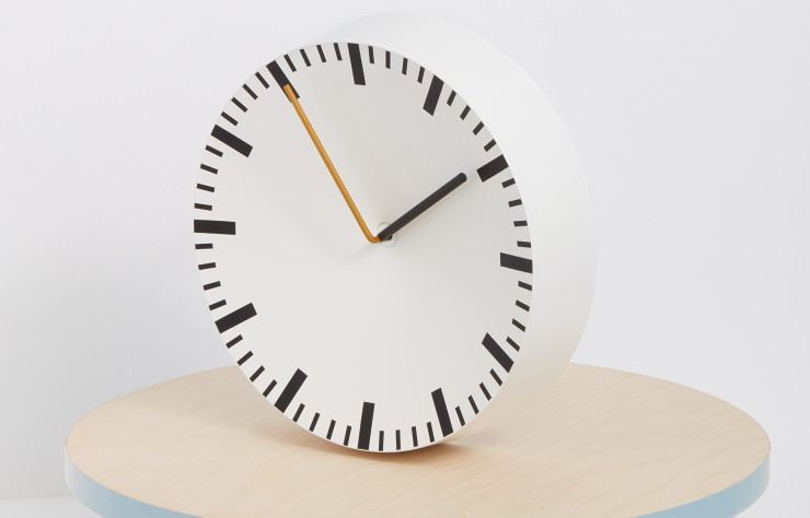 Horloge concave, 100 % aluminium.