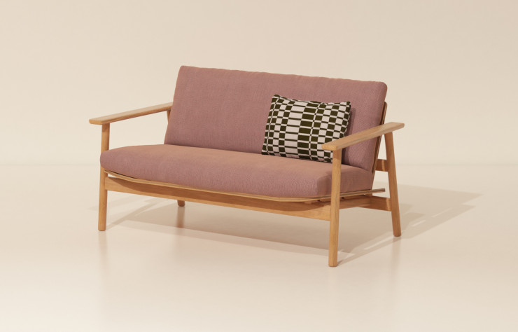 Sur le canapé et le coussin, les tissus « Terrain » et « Geométrics » de Doshi Levien.