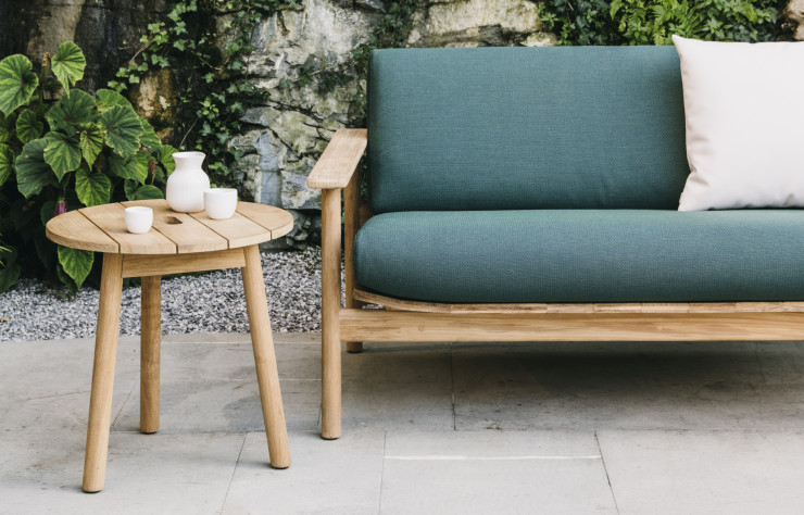 Table et canapé de la collection Riva.