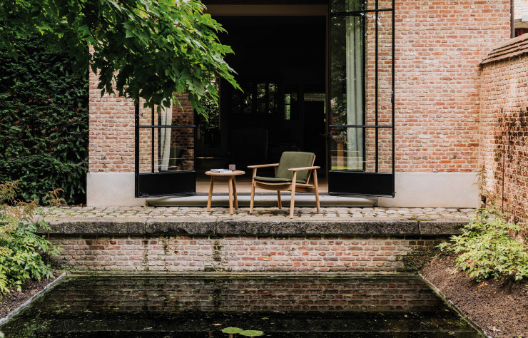 Fauteuil et table de la collection Riva.