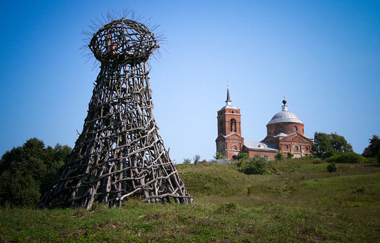 Autrefois abandonné, le village de Nikola-Lenivets constitue aujourd’hui un gigantesque espace d’exposition en plein air.
