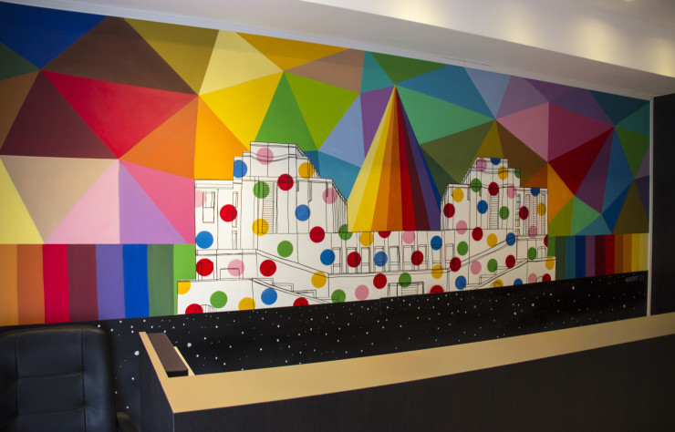 Okuda a intégré l’architecture du Palais de Chaillot, tout proche à ses fresques.