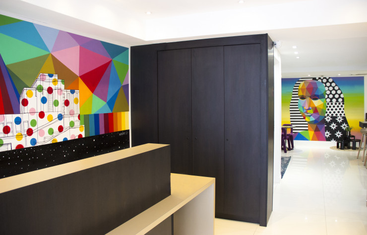 L’aménagement sur-mesure, conçu en bois noir par l’architecte Agathe Raquit, s’efface au profit des œuvres.