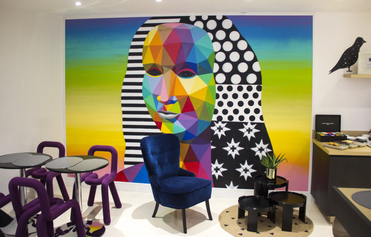Les « Bold Chair » du studio Big Game (Moustache) répondent aux lignes des fresques d’Okuda.