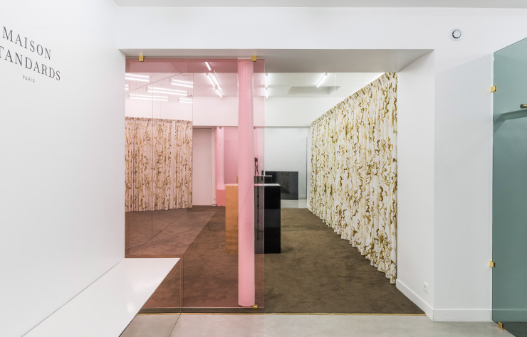 La Maison Standards est parsemée de touches d’or, de verre coloré et de tissu Pierre Frey dessiné par Mathias Kiss.