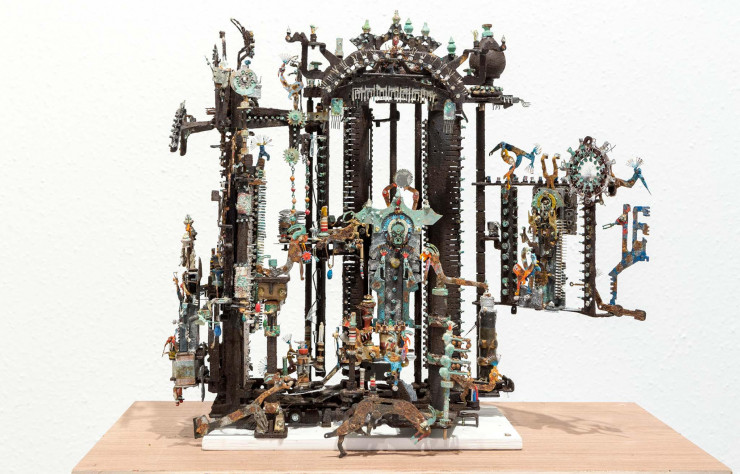 A.C.M., pour Alfred Corinne Marié, bâtit des architectures à partir de pièces extraites de vieilles machines à écrire, réveils, transistors, ou composants électroniques, fils électriques, etc… Galerie abcd-Art Brut, Paris.