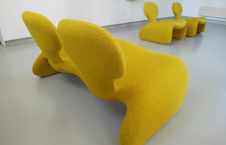 Les canapés et fauteuils « Djinn » sont présentés avec les tables basses, chaises-longues et chauffeuses de la même gamme.
