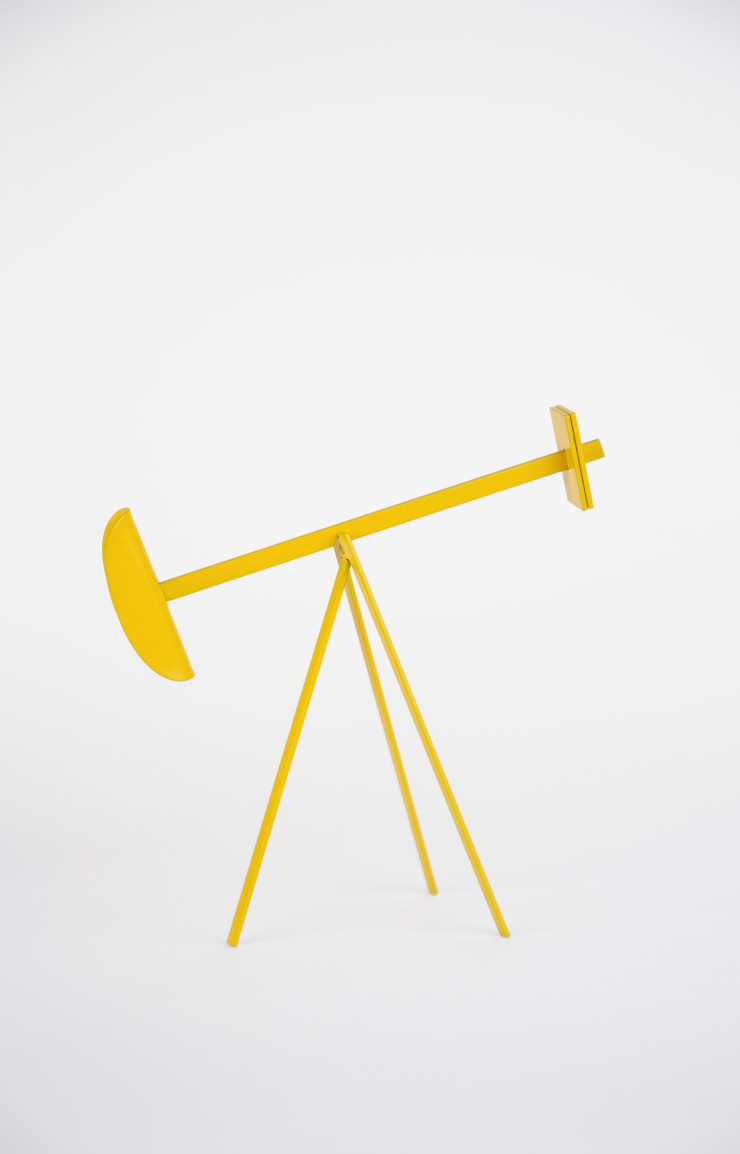 Sculpture mobile « Stabile » en tôle d’acier, du Studio Monsieur pour le Musée Français du Pétrole.