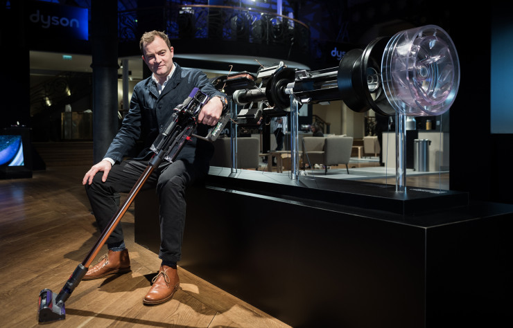 James Dyson, fier de son nouveau modèle.