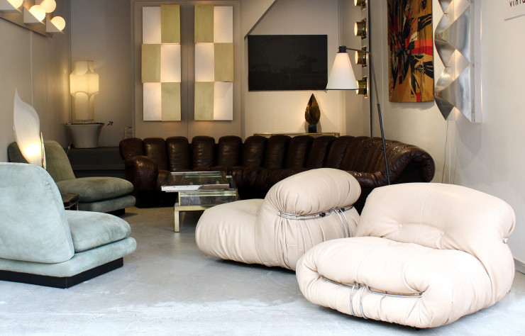 Le canapé De Sede « DS-600 » trouve sa place aux côtés de nombreuses autres icônes du mobilier à découvrir dans la galerie de Delphine Sterckx et Joëlle Juhen-Gilibert.