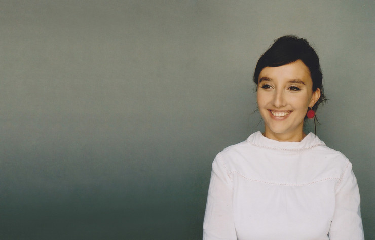 Élise Fouin n’est pas du genre à suivre la tendance. Pourtant, la designer s’inscrit dans ce retour de l’artisanat comme moyen de personnaliser la production des objets.