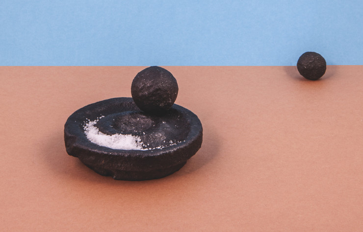 « Rock the Pepper, roll the Salt » de Sigve Knutson & Thomas Ballouhey, en fonte émaillée.