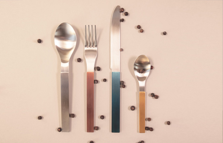 Couverts de Muller Van Severen, aux finitions acier, cuivre, bleu et laiton.