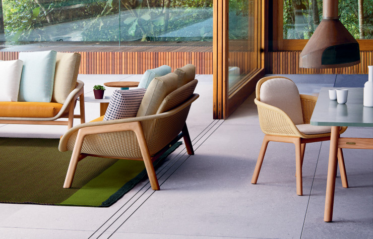 Canapés et chaise « Vimini » de Patricia Urquiola.