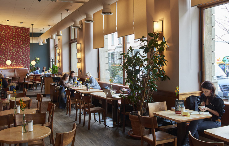 Le café-bar-restaurant Luise existe depuis vingt ans. Ouverte en continu, cette adresse au décor mix-and-match propose bien sûr le sacro-saint Frühstück (petit déjeuner) allemand.