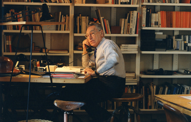 Achille Castiglioni dans son bureau milanais.