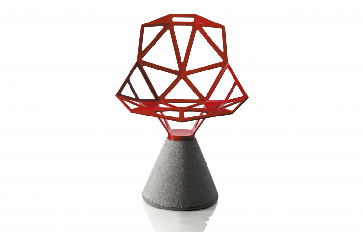 Également éditée par Magis, la Chair_One, avec ses formes brisées et son pied en béton, a marqué les esprits.
