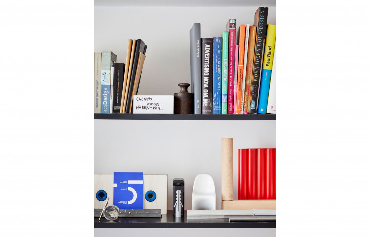 Sur les étagères, la carte postale (bleue, en bas) réalisée au moment de l’exposition anniversaire « 5 ans Kaschkasch » au salon IMM Cologne l’an dernier.