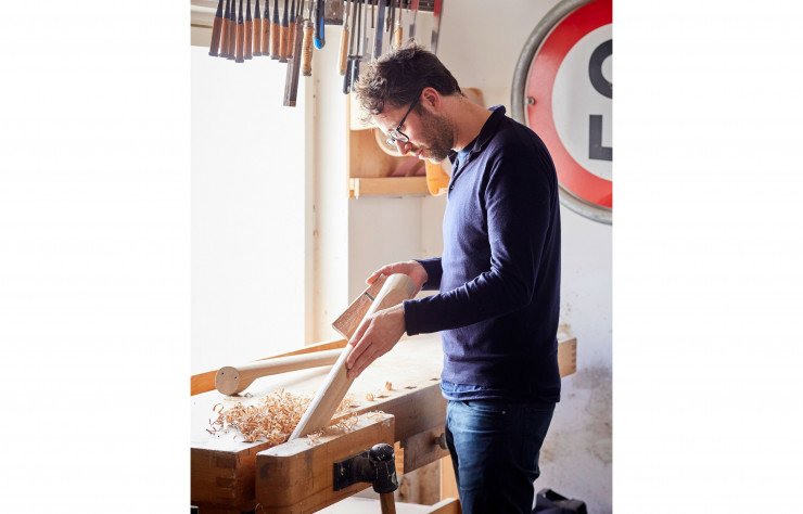 Florian Kallus peaufinant les pieds de la table Rail.