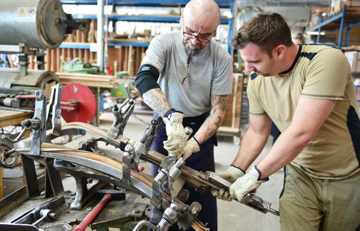 Le savoir-faire maison depuis l’origine est le cintrage du bois massif, un procédé développé par Michael Thonet,le fondateur de l’entreprise. Les ouvriers n’ont que six minutes pour agir, sinon le bois refroidit trop pour être courbé.