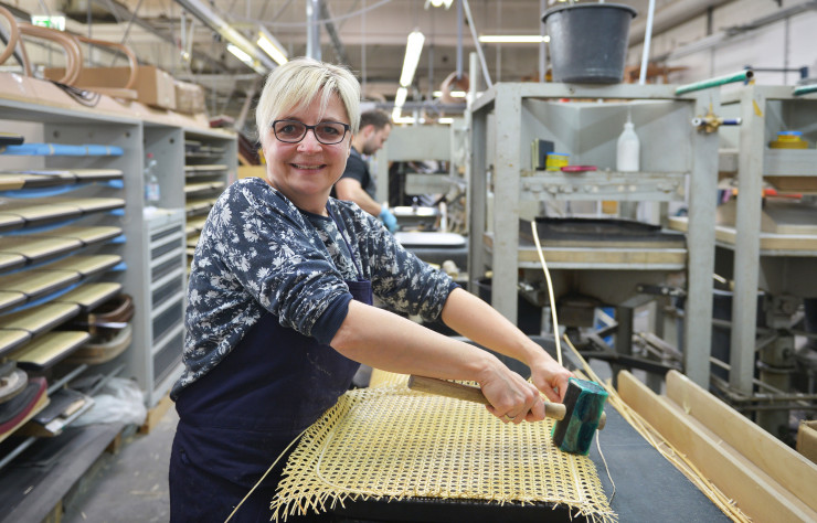 Le cannage des assises s’effectue à la main. Une opération de précision.