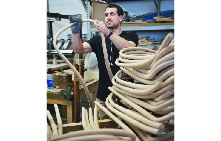 Thonet utilise trois essences : le hêtre, le chêne et le frêne. Chaque pièce est poncée manuellement et scrupuleusement vérifiée.