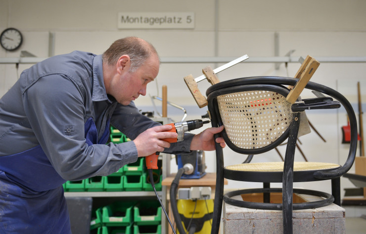 Comme la célèbre chaise N° 214, le fauteuil 210 R (1900) ne se compose que de six pièces assemblées à la main. Il est associé à Le Corbusier, qui l’utilisera souvent dans ses réalisations. Son dossier et ses accoudoirs sont formés d’un cadre en porte-à-faux courbé d’un seul tenant en hêtre massif.